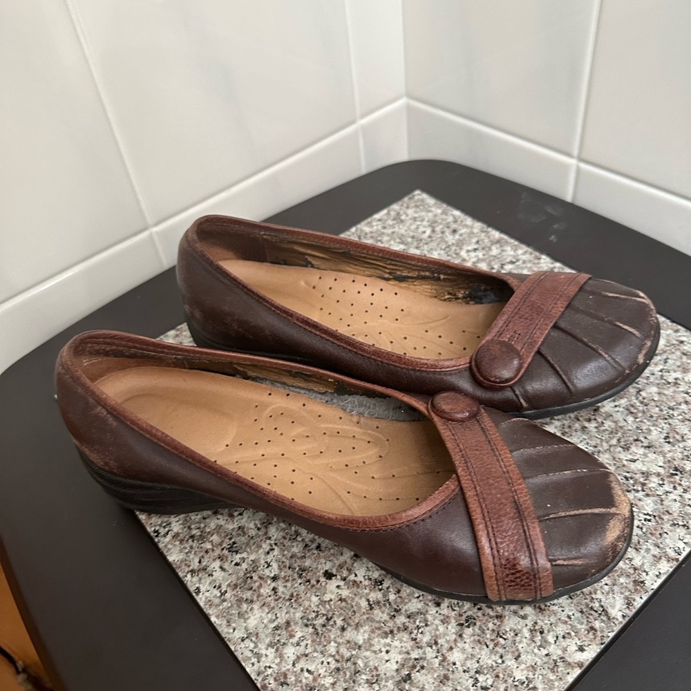 Used but very comfortable leather walking shoe